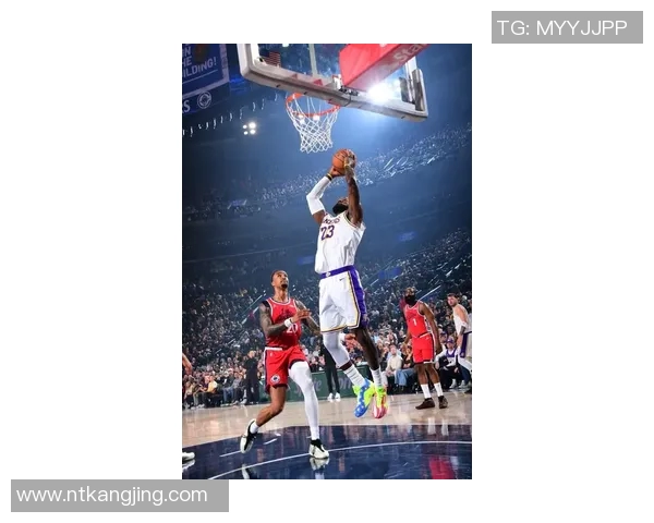 詹姆斯在湖人对掘金比赛中穿着的球鞋引发球迷热议与关注 詹姆斯在湖人对掘金比赛中穿着的球鞋引发球迷热议与关注