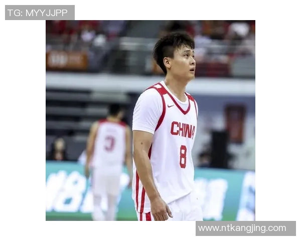 赵睿带领中国男篮奋勇拼搏展现青春力量与团队精神的精彩瞬间